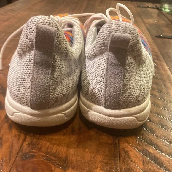 Minnetonka Tennis Shoes - 7 - Picture 5 of 8